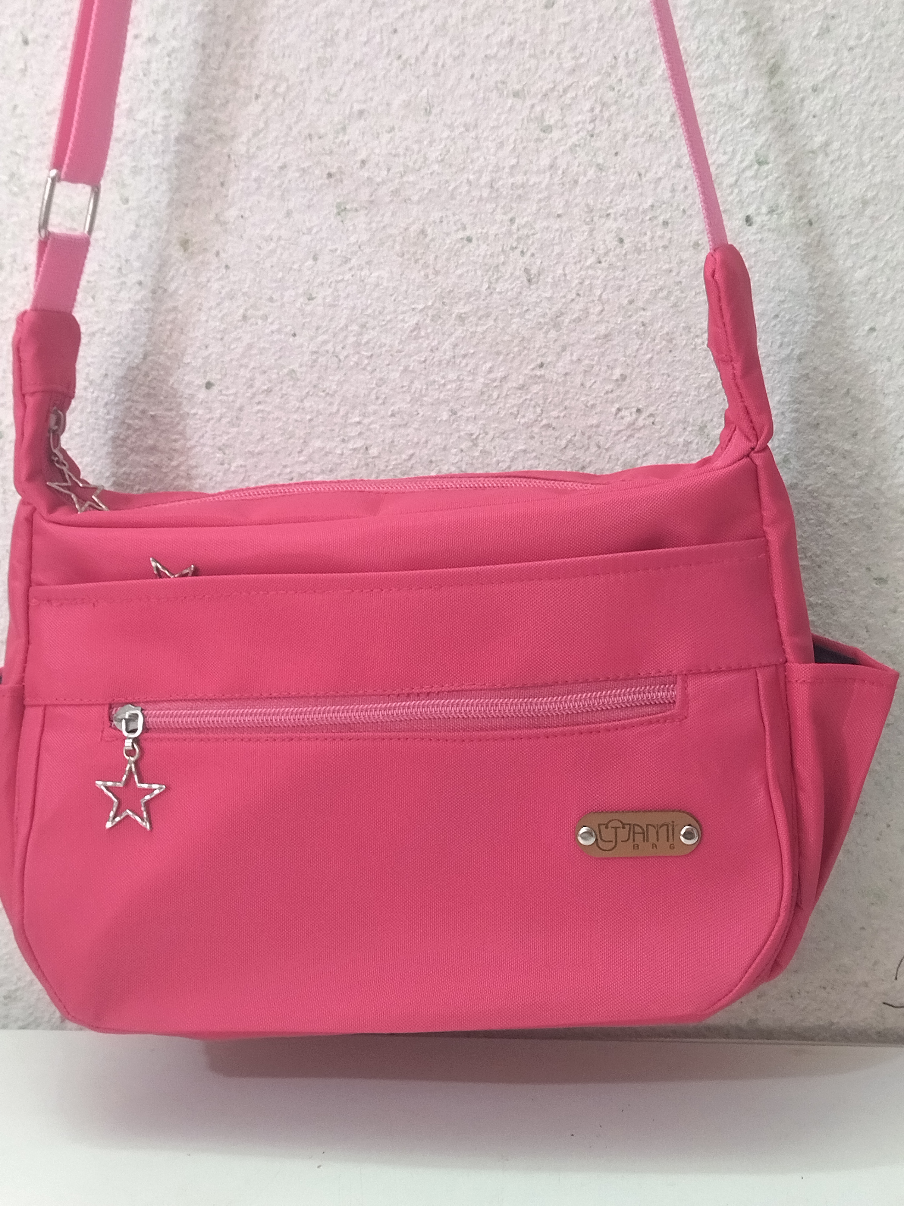 کیف دارای هفت جیب می‌باشد یک جیب رو .ویک جیب دیگر بصورت مخفی در جلو و پشت کیف هم یک جیب دارد قسمت داخلی دوجیب زیبدار بزرگ و دارای محفظه جدا شونده هستش.بهد برزنت ،قابل تنظیم .جنس کیف برزنت دیبا